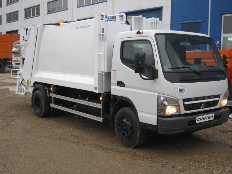 Мусоровоз Fuso Canter: вид спереди